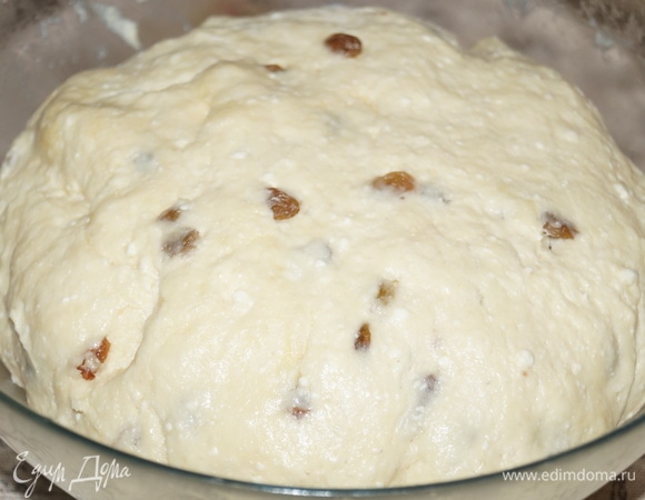 Вот тесто подошло, делите его на части, раскатывайте в круги, нарезайте на треугольники и формируйте рогалики.