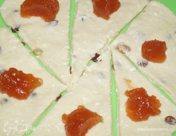 Кладите начинку и заворачивайте от толстого края к тонкому. Верх рогалика обмакивайте в сахарный песок. Без начинки тоже очень вкусно.