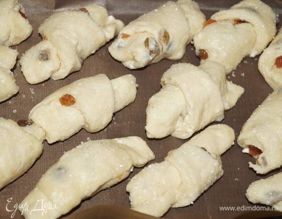 Застелите противень антипригарным ковриком или пекарской бумагой, рядами разложите рогалики.