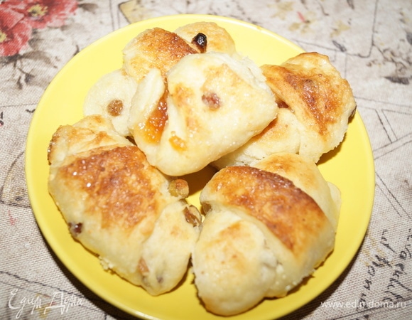 Получаются очень мягкие, румяные и пышные рогалики.