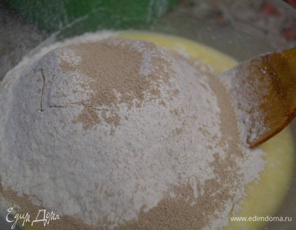 Просейте в чашу с творожной массой муку высшего сорта и всыпьте поверх муки быстрые дрожжи.