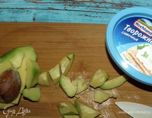 Авокадо очистить, удалить косточку, нарезать небольшими кусочками.
