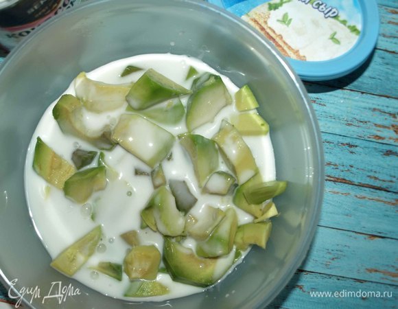 Складываем авокадо в миску. Добавляем кокосовое молоко. Измельчаем погружным блендером.