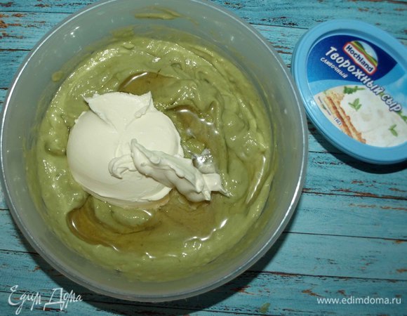 Добавляем творожный сыр Hochland. Все хорошо перемешиваем ложкой.