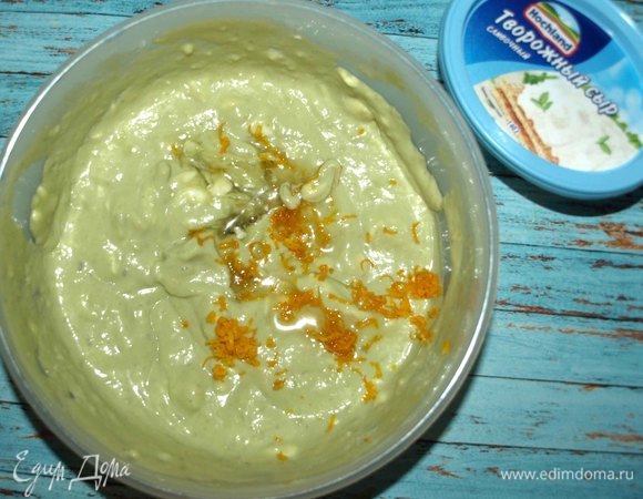 Добавляем лимонный сок, цедру апельсина. Все соединяем погружным блендером до однородного состояния.
