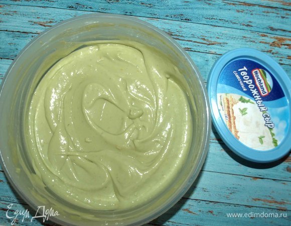Должна получиться однородная шелковистая масса. Перекладываем массу в контейнер, закрываем крышкой и отправляем в морозилку на 3 часа, каждый час перемешивая.