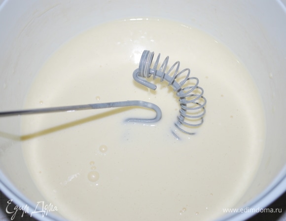 Сначала надо пожарить блинчики. Замешайте тесто: взбейте яйцо с солью и сахаром, добавьте молоко и муку. Тщательно все перемешайте.