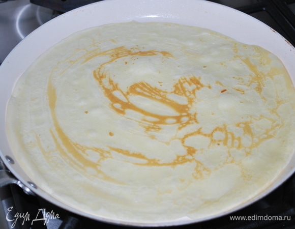 Выпекайте тонкие блинчики. Из этого количества теста получается 6 штук, у меня сковорода диаметром 24 см.