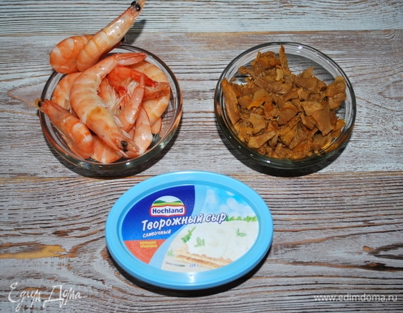 Креветки почистите от панциря, уберите кишку, нарежьте на кусочки.