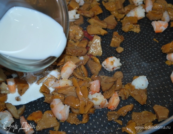 Влейте сливки, перемешайте и прогрейте все вместе 1–2 минуты.