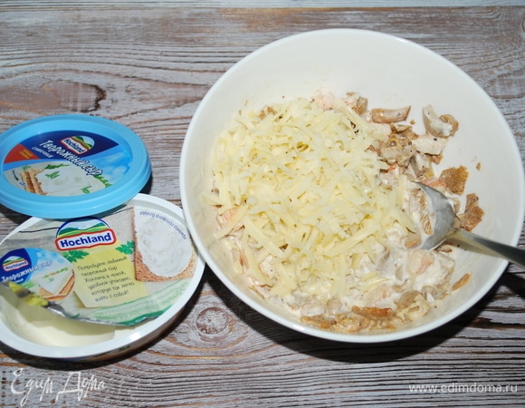 Добавьте пармезан и перемешайте. Начинка готова.