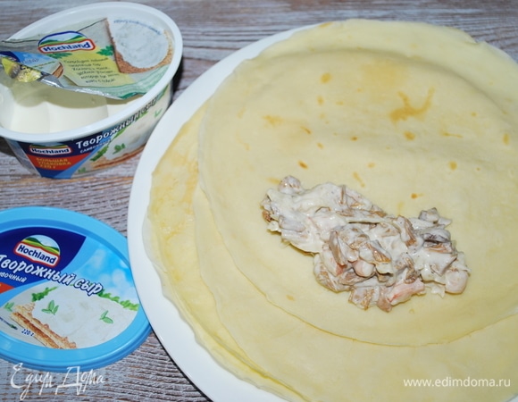 На каждый блинчик выложите начинку и заверните конвертиком.