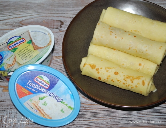 Блинчики выложите в форму для запекания, сбрызните оливковым маслом и запекайте в разогретой духовке при 200°C примерно 10 минут.