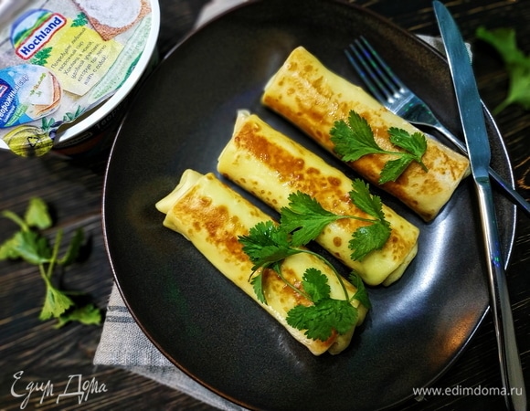 Горячие блинчики сразу подавайте к столу. Приятного аппетита.