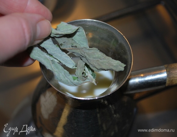 Какао я варю в турке. В молоко добавила сушеную мяту.