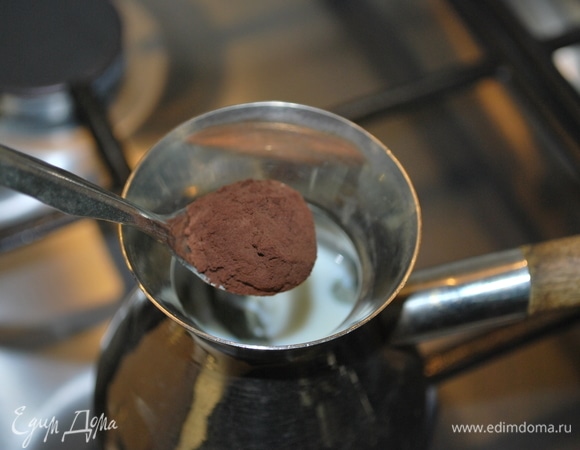Добавила какао и на медленном огне, помешивая, довела до кипения. При слабом-слабом кипении проварила пару минут. Процедила от мяты.