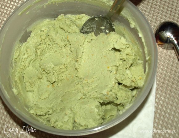 Достаем готовое мороженое. Раскладываем порционно.