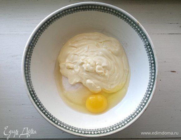 Для теста в миске соединить размягченное сливочное масло, сахар, яйцо. Взбить до однородной массы.