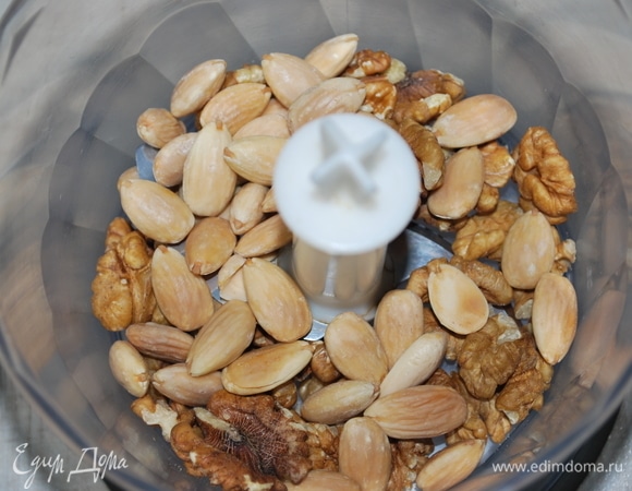 Грецкие орехи и миндаль пробила в блендере, чтобы остались крупные кусочки.