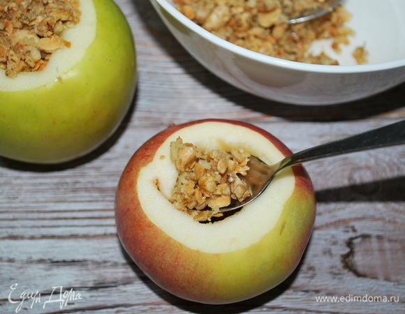 У яблок убрала сердцевинку и начинила ореховой начинкой. Поставила запекаться в духовку на 7–8 минут при температуре 180°C.