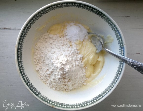 Порциями добавить просеянную муку и соду.