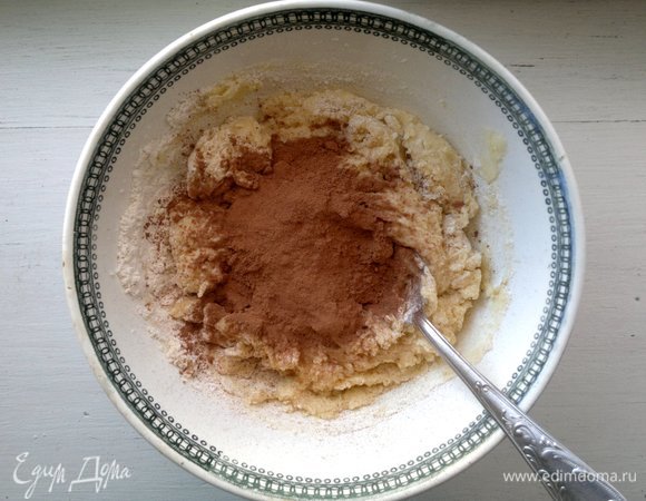 Всыпать какао, перемешать до однородности.