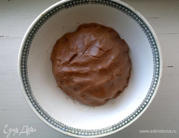 Замешенное тесто собрать в шар, накрыть миску пищевой пленкой и поставить в холодильник на полчаса.