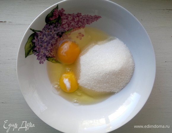 Для начинки соединить яйца, сахар, ванилин, взбить.