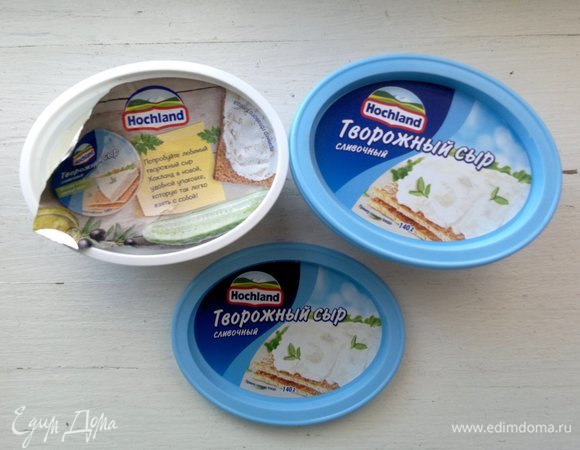 Для начинки я использовала нежный творожный сыр Hochland. Открыть 2 баночки (140 г) с творожным сыром Hochland.