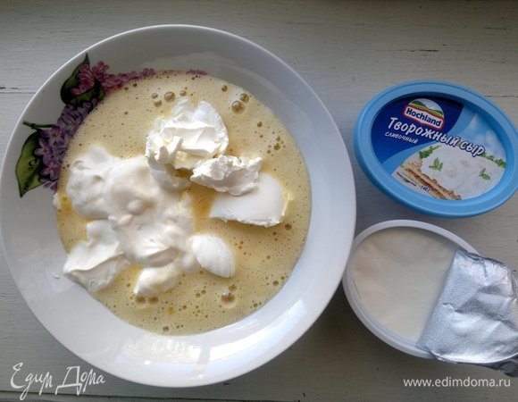 Во взбитые с сахаром яйца добавить сметану и творожный сыр Hochland.