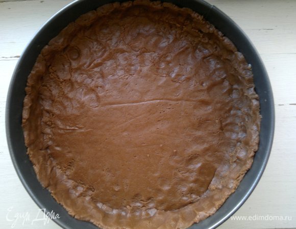 Переложить тесто в форму, используя пергамент. Имейте в виду, что тесто очень мягкое и нежное, все время норовит порваться. У меня тоже кусок отвалился) Но тесто можно легко склеить пальцами и разровнять. У меня разъемная форма диаметром 28 см.