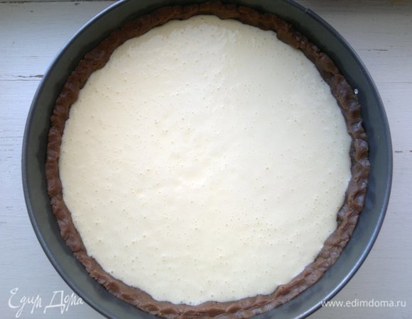 В песочную основу вылить сметанно-творожную начинку.