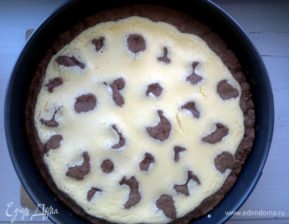 Готовый пирог достать из духовки. Дать полностью остыть в форме, предварительно проведя тонким ножом между пирогом и стенками формы и открыв ключ разъемной формы.