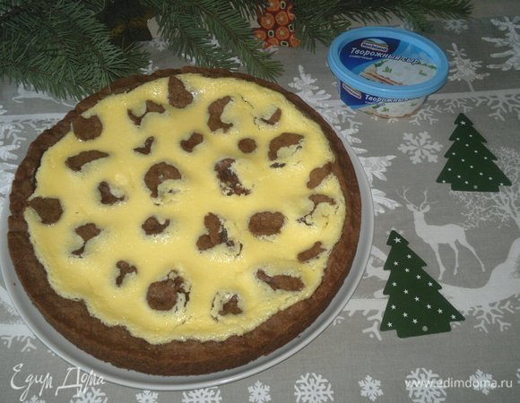 Остывший пирог выложить на блюдо и подать к праздничному новогоднему столу.
