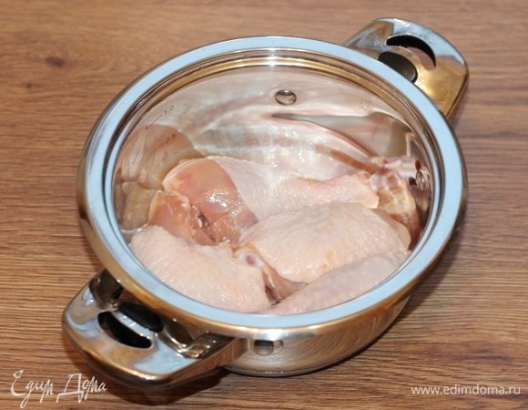 Приготовим курицу. Подготовленные куриные окорочка разрезать (каждый) на 2 части. Залить водой и поставить на огонь. Я обычно довожу воду до кипения и сливаю. Курицу промываю и заливаю чистой водой. Воды столько, чтобы покрыть курицу.