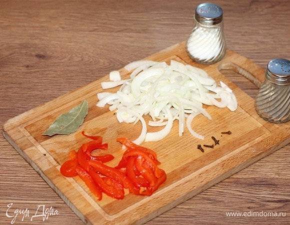 Очищенный лук нарезаю тонкими полукольцами. Перец очищаю от шкурки и семян и нарезаю соломкой. Чтобы легче было очистить перец от шкурки, его можно предварительно заморозить. Шкурка у такого перца удаляется очень быстро. Выкладываем овощи в кастрюлю. Добавляем гвоздику, лавровый лист, соль и перец. Варим на слабом огне до готовности.
