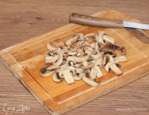 Приготовим соус. Грибы очищаем, промываем и нарезаем слайсами или кубиками.