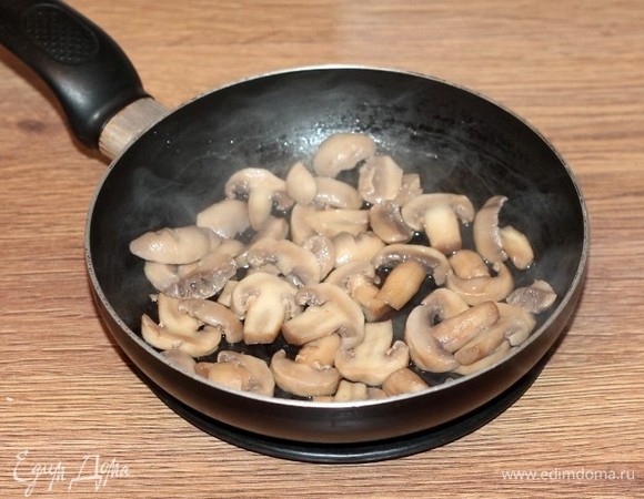 Обжариваем грибы на растительном масле минуты 2.