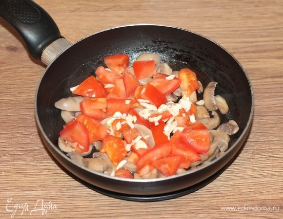 Тушим под крышкой до мягкости томата. Затем добавляем процеженный куриный бульон (150–200 мл).