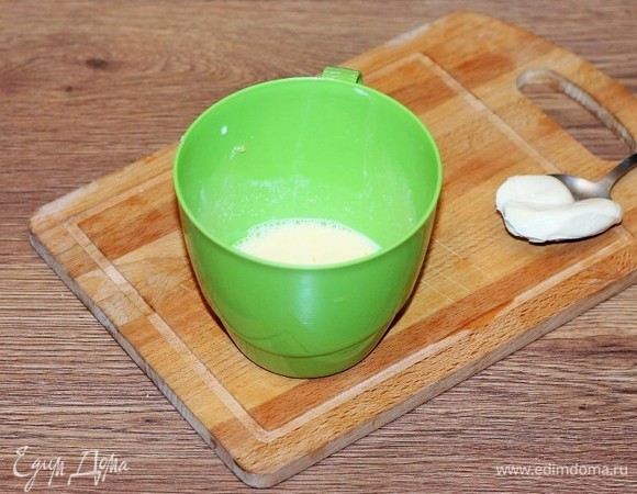 Взбиваем венчиком молоко с желтком и крахмалом. Тонкой струйкой вливаем молочную смесь в грибную.