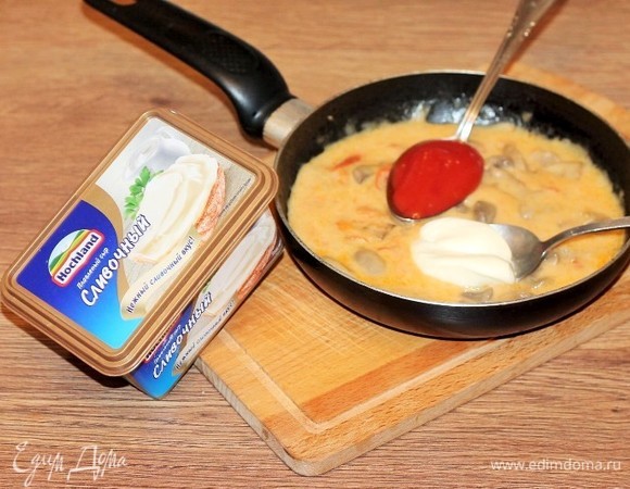 Добавляем сливочный сыр, кетчуп и лимонный сок, солим и перчим. Доводим соус на слабом огне до кипения и небольшого загустения.