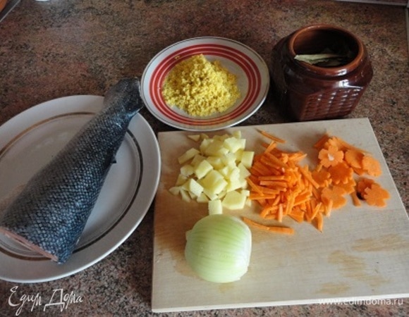 Подготовить овощи — нарезать мелкими кубиками. Пшено промыть.