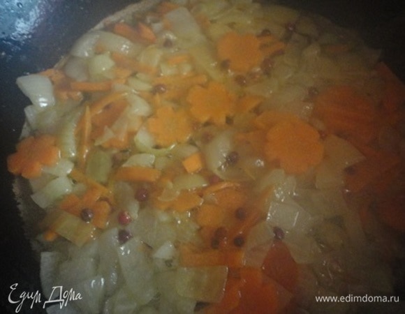 Овощи обжарить на 2 ст. л. растительного масла. Из бульона удалить рыбу. В бульон выложить картофель, пшено, лавровый лист и зажаренные овощи. Варить до готовности картофеля и пшена. Посолить, поперчить. Вернуть рыбу в бульон. Дать настояться минут 15–20.