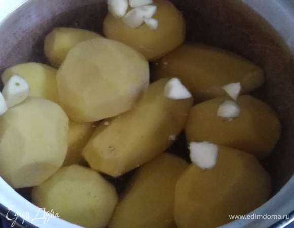 Картофель почистить. Залить водой. Добавить половину головки чеснока. Отварить с момента закипания в течение 10 минут.