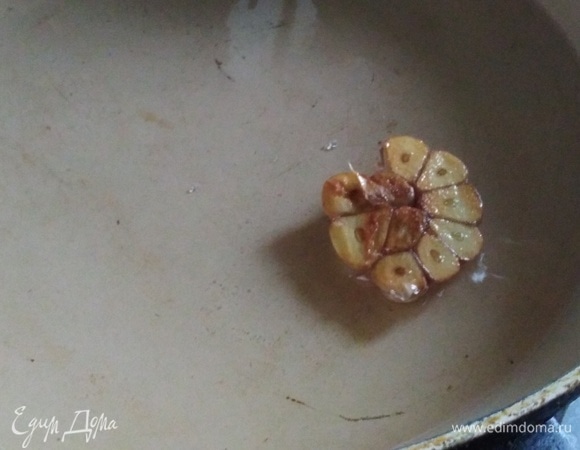 Обжарить до золотистого цвета. Удалить из сковороды.