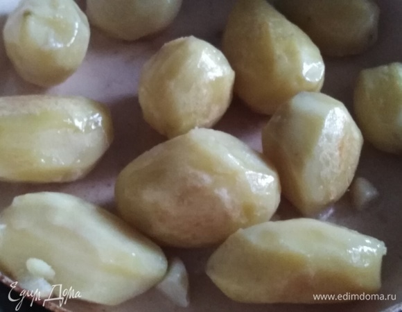 Выложить картофель.