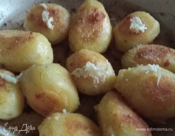 Посолить. Добавить сушеный или натертый зубчик чеснока. Жарить еще в течение 5 минут. Посыпать зеленью.