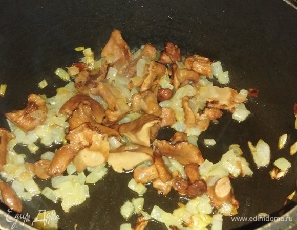 Добавить лисички (у меня замороженные). Посолить. Пережарить.