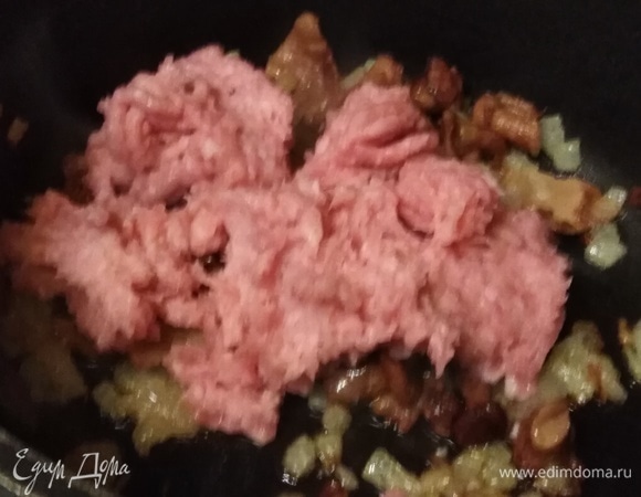 Добавить фарш. Посолить, поперчить. Пережарить до изменения цвета.