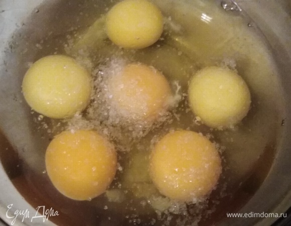 Яйца посолить.